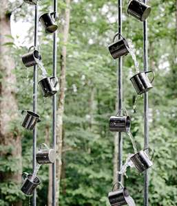 Chaîne de pluie en métal haut de gamme, fabriquée à la main, alternative durable au drainage des eaux de pluie pour des espaces extérieurs élégants - Product Image 1