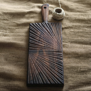 Planche à découper en bois de noyer foncé avec des lignes texturées sculptées en forme de soleil, support de suspension intégré, pour couper les légumes - Product Image 3