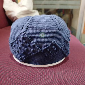 หมวกกุฟฟี่สำหรับสวดมนต์ของชาวมุสลิมแบบถักมือคุณภาพพรีเมียมจากกุจราต์ ขายส่ง ผลิตจากผ้าตาข่ายฝ้าย 100% ปรับขนาดได้ทุกไซส์ - Product Image 3