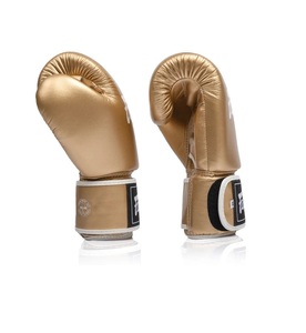 Gants de boxe FAIRTEX personnalisés en cuir de vachette véritable, couleur or métallisé, respirants, avec fermeture auto-agrippante et sangle de poignet réglable. - Product Image 4