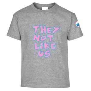 Camiseta Gráfica de Manga Corta para Adolescentes en Gris Jaspeado, con Estampado de Letras Rosadas en Negrita 'They Don't Like Us', Cuello Redondo, Informal, Juvenil, para Uso Diario - Product Image 1