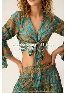 ชุดเซ็ตสองชิ้น เสื้อครอปคอวีพิมพ์ลายโบโฮผูกเชือก พร้อมกระโปรงแม็กซี่ระบายชายสูงต่ำ ชุดฤดูร้อนสำหรับวันพักผ่อนริมชายหาด - คละสี - Product Image 2