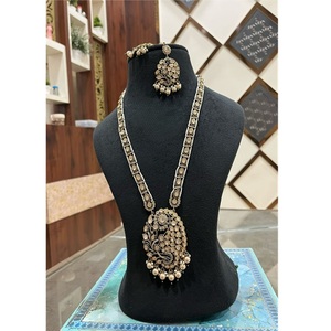 Collier long en laiton plaqué or de qualité supérieure avec boucles d'oreilles assorties pour femme, collection mariage. - Product Image 2