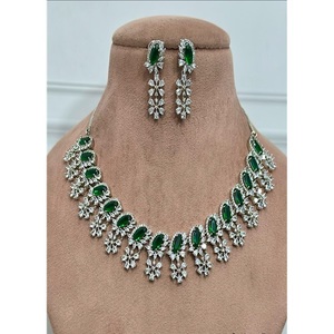 Hermoso conjunto de collar y aretes de circonita plateada de primera calidad, moderno y elegante, para compromiso, boda, fiesta, colección. - Product Image 1