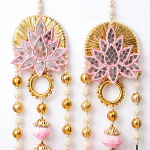 Élégantes boucles d'oreilles pendantes en forme de fleur de lotus rose avec perles et embellissements dorés pour les mariages indiens festifs et traditionnels - Product Image 5