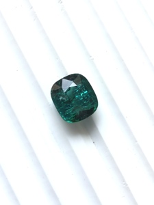 Piedra de turmalina verde natural de 7.28 quilates con corte cojín para la elaboración de joyería fina. - Product Image 6