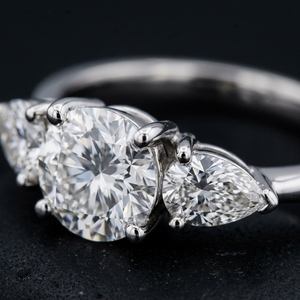 Anillo de Compromiso de Tres Piedras con Diamante Central de Corte Redondo Cultivado en Laboratorio y Diamantes de Corte Pera como Acento, Anillo de Boda en Oro Blanco de 10k, 14k, 18k - Product Image 4
