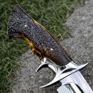 Couteau de chasse en acier de Damas, lame à pointe de lance, manche sculpté avec étui en cuir marron - Product Image 4