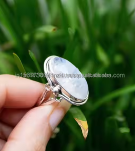 แหวนเงินสเตอร์ลิงสีขาวประดับพลอยพลอยสีขาวประดับพลอยสีรุ้งแบบเรียบง่ายสำหรับงานแต่งงานของผู้หญิง - Product Image 1