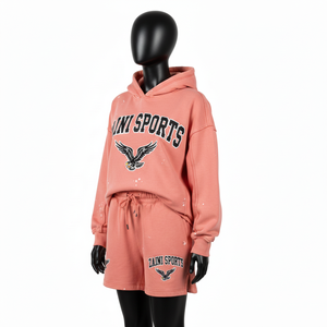 ชุดเซ็ตฮู้ดดี้และกางเกงขาสั้นผ้าฝ้ายฟลีซพรีเมียมสำหรับผู้หญิง 320 GSM สีชมพูคอรัล ทรงโอเวอร์ไซส์ พิมพ์ลายโลโก้นกอินทรีแบบพัฟ ปรับแต่งได้ - Product Image 4