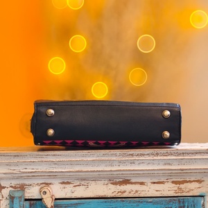 Bolso de mano de cuero genuino 100% con diseño a cuadros en rosa y negro, con motivos florales tallados, para mujer, accesorios de viaje. - Product Image 4