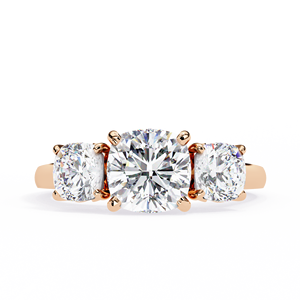 Magnifique bague à trois pierres en diamant de laboratoire taille coussin de 4,00 ct au total, avec galerie décorative complexe en or jaune 18 carats - Product Image 4