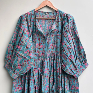 เดรสลำลองผู้หญิงผ้าฝ้ายทอแบบเรียบ ความยาวปานกลาง แขนสั้น ทรงเอ็มไพร์ เอวสูง ทรงเบบี้ดอลล์ โอเวอร์ไซส์ คอวี ทรงหลวม ใส่สบาย - Product Image 4