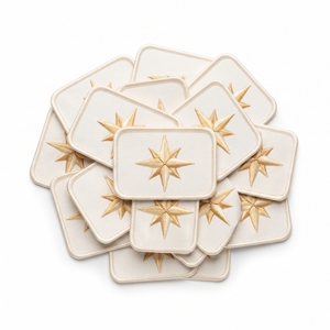Badge rectangulaire personnalisé en gros, motif rose de la boussole dorée et étoile nautique, avec applique en sergé blanc cassé et bordure crème - Product Image 1