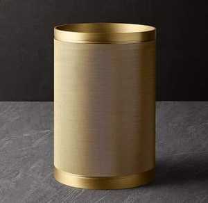 Poubelle cylindrique ronde en métal doré satiné à texture fine Skies Trader, poubelle pour hôtel, bureau, chambre, corbeille à papier - Product Image 1