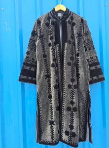 Manteau long en velours gris anthracite fait main sur mesure, style Suzani, avec des motifs floraux noirs et des appliques géométriques sur le bord. - Product Image 3