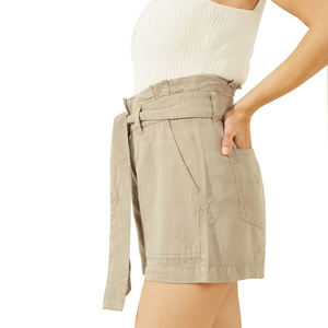 Shorts para mujer diseñados con material transpirable y un ajuste moderno para entrenamientos en el gimnasio y comodidad en un estilo de vida activo. - Product Image 4