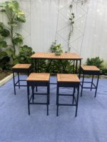 Ensemble de bar de patio extérieur moderne et élégant en rotin, 5 pièces : 4 tabourets et 1 table de bistrot en bois