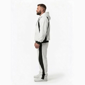Conjunto Deportivo de Felpa Gris Claro para Hombre, Sudadera con Capucha y Pantalones Jogger con Logotipo Personalizado, Conjunto de Dos Piezas con Rayas en Contraste, Ropa Deportiva Urbana - Product Image 4