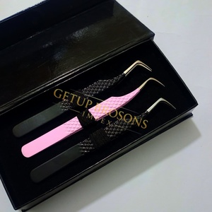 Ensemble de pinces à cils anti-magnétiques à pointe lisse en acier inoxydable de précision, rose et noir, dans un emballage en boîte - Product Image 1