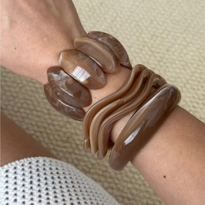 สร้อยข้อมือเรซิ่นดีไซน์เนอร์ทำมือ พร้อมเคลือบเงาวินเทจ สีสันปรับแต่งได้ เครื่องประดับหรูหราสำหรับผู้หญิงทั่วโลก - Product Image 3