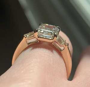 Anillo de Diamantes de Corte Esmeralda de 3.01CT Cultivados en Laboratorio, con Siete Piedras Laterales de Corte Baguette, Oro Sólido de 18K, Regalo Sorpresa para Boda o Fiesta - Product Image 4