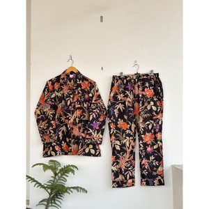 Ensemble de pyjama bohème à manches longues à imprimé floral, col en V, taille naturelle, coupe régulière, toutes saisons, décontracté, tissé, 100% coton, écologique - Product Image 1