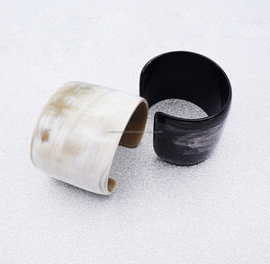 Bracelet en corne de buffle véritable fabriqué à la main Style d'amour Feng Shui Excellence artisanale sculptée pour un ajustement parfait Artisanat naturel - Product Image 1