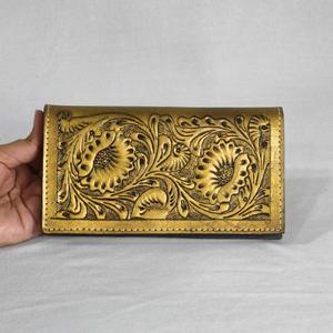 Cartera Larga de Cuero Genuino Hecha a Mano con Grabado de Flores, Estilo Vintage, Cierre Plegable, Unisex, para Uso Diario - Product Image 1