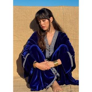 Kaftan en velours de soie surdimensionné de haute qualité, bleu roi, avec décolleté imposant, orné de Sfifas, fait main par Aakaids - Product Image 4