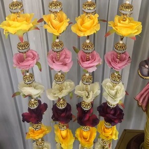 Guirnalda de Flores Artificiales Hechas a Mano Veda Decor Aurora Blossoms, Decoración Festiva para el Hogar, Rosas de Seda y Cuentas Doradas para Pared - Product Image 3