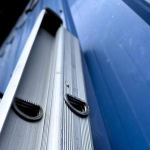 Escalera Extensible Multiusos de Aluminio Plegable de Alta Resistencia para Uso Doméstico, Ático, Techo, Almacén - Diseño Compacto - Product Image 1