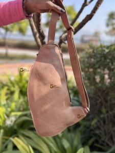 Sac à bandoulière élégant en cuir de fourrure de vachette tendance sac à main de mode avec ceinture d'argent facile à transporter nouveauté accessoire de voyage - Product Image 4