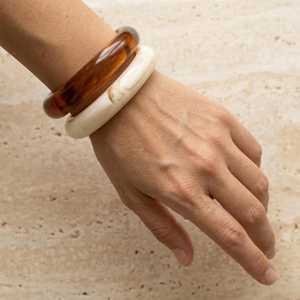 โซนงานฝีมือ HCZ-164 สร้อยข้อมืออะคริลิคเรซิ่นรักษ์โลก ลายทางกว้างไม่สม่ำเสมอ เครื่องประดับงานแต่งงานสำหรับผู้หญิง - Product Image 4