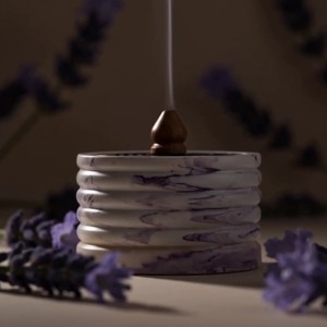Brûleur d'encens élégant en résine blanche côtelée avec veines noires, doté d'un cœur et d'un bouton en bois torsadé, et d'un couvercle métallique pour cônes aromatiques - Product Image 3