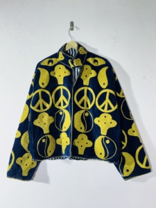 Chaqueta de terciopelo bordada con diseño Suzani |   Kimono Boho con Símbolo de la Paz |   Abrigo Suzani Hecho a Mano |   Declaración Azul y Amarilla - Product Image 1