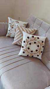 Housse de coussin perlée artistique et abordable avec broderie détaillée pour canapé, fauteuil d'appoint et décoration élégante de chambre à coucher - Product Image 3