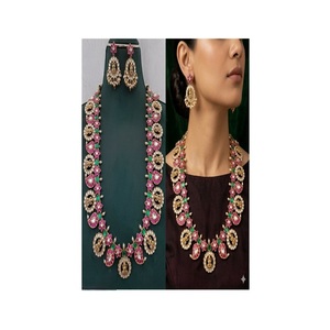 Magnifique ensemble de boucles d'oreilles longues en laiton plaqué or de qualité supérieure, orné de jade antique Jadau, idéal pour les mariages et les soirées. - Product Image 2