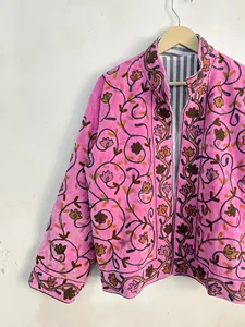 Chaqueta de Terciopelo Rosa con Bordado a Mano, Diseño Floral Intrincado, Estilo Boho Chic Romántico, Ropa de Abrigo para Invierno - Product Image 3