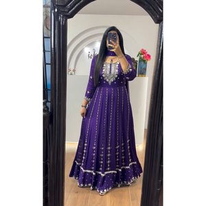 ROBE DE TRAVAIL SEQUENCE BRODERIE EN SOIE CHINON AVEC DUPATTA VIOLET - Product Image 1