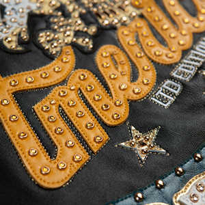 Chaqueta de Cuero de Oveja Negra con Logotipo Bordado Personalizado, Chaqueta Universitaria de Cuero PU Impermeable y Ecológica para Hombre - Product Image 5