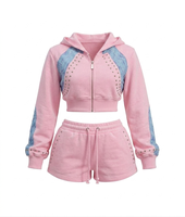 Ensemble 2 pièces rose pour femme : crop top à capuche et short, détails rivets, color block, tricoté, style Y2K, collection Printemps-Été