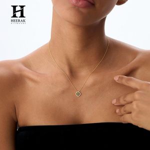 Collier pendentif trèfle à quatre feuilles en or 18 carats avec émeraude, motif ajouré et pavé de zircone cubique, chaîne à breloque fleur - Product Image 3