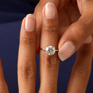 Anillo de compromiso de oro amarillo con diamante de talla brillante redonda de 2 quilates, engaste de púas, joyería fina clásica para mujer - Product Image 3