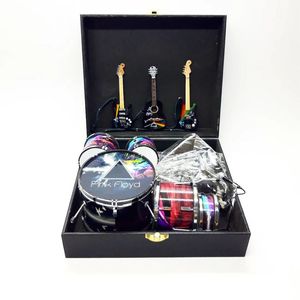 Guitarra y Batería en Miniatura de la Famosa Banda Pink Floyd |   Caja Exclusiva Gratuita para Figuras de Acción - Product Image 4