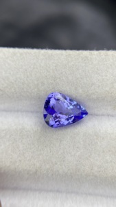 Pierre précieuse naturelle certifiée Tanzanite taille poire avec excellente couleur et lustre, Zoisite naturelle 1,96 carat, clarté loupe, pierre brute - Product Image 4