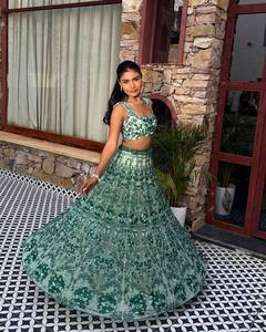 ชุดเลเฮนกาโชลีแบบยาวสำหรับผู้หญิงยุคใหม่ พร้อมผ้าคลุมไหล่ ประดับด้วยงานปักเลื่อมผ้าไหมเพชร สำหรับงานปาร์ตี้ - Product Image 4