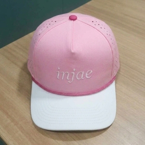 Casquette de golf OEM personnalisée à 5 panneaux, perforée, découpée au laser, broderie plate, visière pré-courbée, faible MOQ, fournisseur de casquettes en toile courantes, ODM - Product Image 1