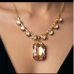 Collar de Lujo en Tono Dorado con Colgante Rectangular de Cristal Color Champán y Detalles de Piedras Redondas Brillantes - Product Image 2