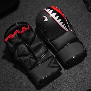 ถุงมือชกมวย MMA สีดำแบบกำหนดเอง ลายฉลาม วาดด้วยมือ วัสดุ PU แห้งเร็ว ปิดด้วยแถบตีนตุ๊กแก รองรับข้อมือ สำหรับฝึกซ้อมในยิม เหมาะสำหรับทุกเพศ - Product Image 1